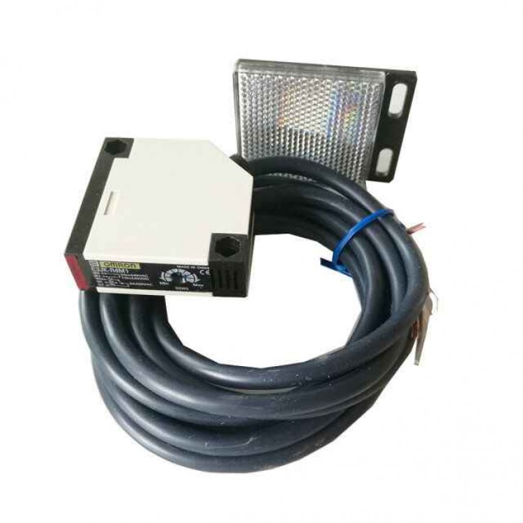 Photoelectric Sensor 220V AC with Reflector_Omron